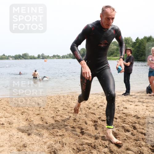 15.06.2025 - 27. Vierlanden-Triathlon Lena Gebhardt http://msf.ph/oto/8027920 15.06.2025 11:01:20 Schwimmen 717, 808, 869 meine-sportfotos.de