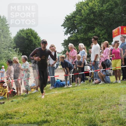 15.06.2025 - 27. Vierlanden-Triathlon KatJ http://msf.ph/oto/8027922 15.06.2025 11:02:01 Schwimmen 867 meine-sportfotos.de
