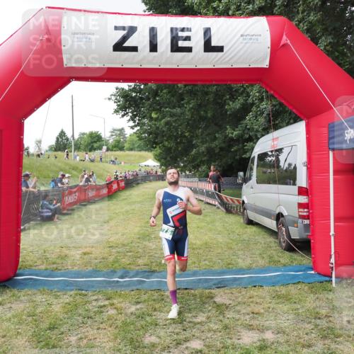 21.06.2025 - 27. Vierlanden-Triathlon MichiJ http://msf.ph/oto/8027927 15.06.2026 12:10:17 Ziel 775 meine-sportfotos.de