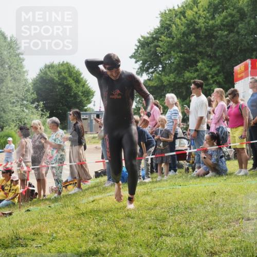 15.06.2025 - 27. Vierlanden-Triathlon KatJ http://msf.ph/oto/8027949 15.06.2025 11:02:02 Schwimmen 867 meine-sportfotos.de