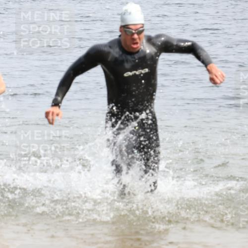 15.06.2025 - 27. Vierlanden-Triathlon Lena Gebhardt http://msf.ph/oto/8027951 15.06.2025 11:01:22 Schwimmen 717, 808, 869 meine-sportfotos.de
