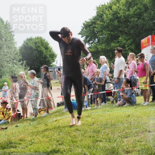 15.06.2025 - 27. Vierlanden-Triathlon KatJ http://msf.ph/oto/8027956 15.06.2025 11:02:02 Schwimmen 867 meine-sportfotos.de