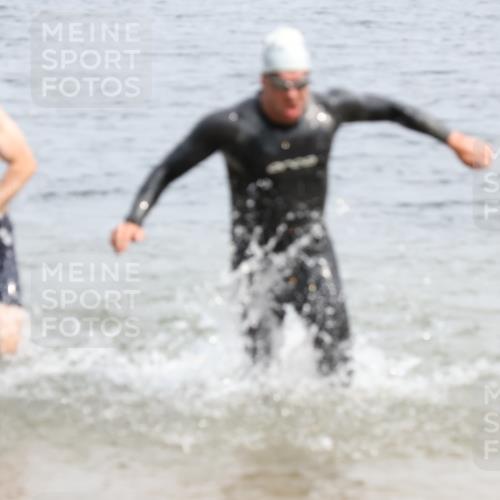 15.06.2025 - 27. Vierlanden-Triathlon Lena Gebhardt http://msf.ph/oto/8027958 15.06.2025 11:01:22 Schwimmen 717, 808, 869 meine-sportfotos.de