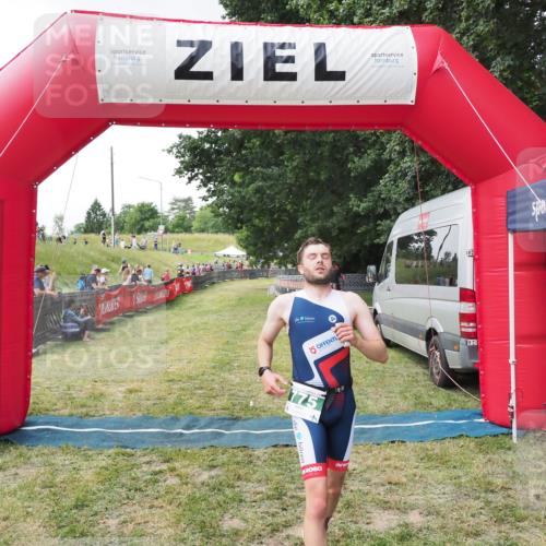 21.06.2025 - 27. Vierlanden-Triathlon MichiJ http://msf.ph/oto/8027966 15.06.2026 12:10:17 Ziel 775 meine-sportfotos.de