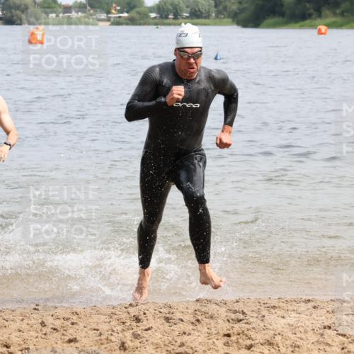 15.06.2025 - 27. Vierlanden-Triathlon Lena Gebhardt http://msf.ph/oto/8027984 15.06.2025 11:01:24 Schwimmen 717, 808, 869 meine-sportfotos.de