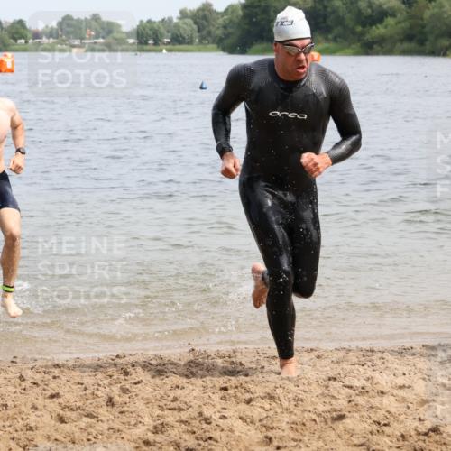 15.06.2025 - 27. Vierlanden-Triathlon Lena Gebhardt http://msf.ph/oto/8028002 15.06.2025 11:01:25 Schwimmen 717, 808, 869 meine-sportfotos.de