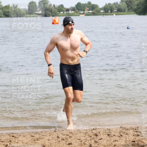 15.06.2025 - 27. Vierlanden-Triathlon Lena Gebhardt http://msf.ph/oto/8028008 15.06.2025 11:01:25 Schwimmen 717, 808, 869 meine-sportfotos.de