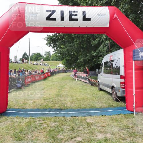 21.06.2025 - 27. Vierlanden-Triathlon MichiJ http://msf.ph/oto/8028014 15.06.2026 12:11:52 Ziel 158 meine-sportfotos.de