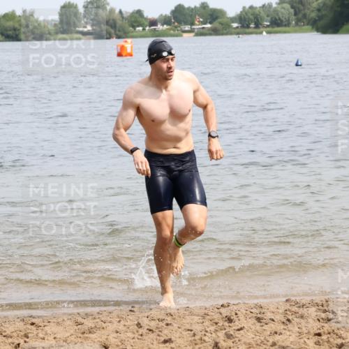 15.06.2025 - 27. Vierlanden-Triathlon Lena Gebhardt http://msf.ph/oto/8028016 15.06.2025 11:01:25 Schwimmen 717, 808, 869 meine-sportfotos.de