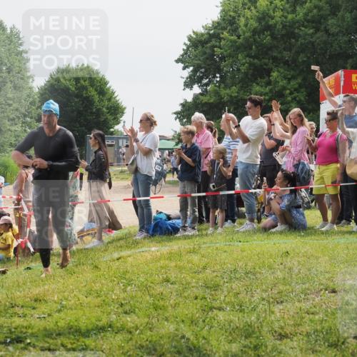 15.06.2025 - 27. Vierlanden-Triathlon KatJ http://msf.ph/oto/8028017 15.06.2025 11:02:16 Schwimmen 734, 851 meine-sportfotos.de