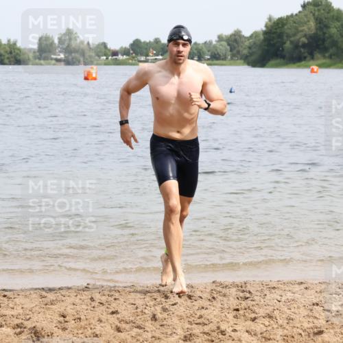 15.06.2025 - 27. Vierlanden-Triathlon Lena Gebhardt http://msf.ph/oto/8028023 15.06.2025 11:01:26 Schwimmen 701, 717, 808, 869 meine-sportfotos.de