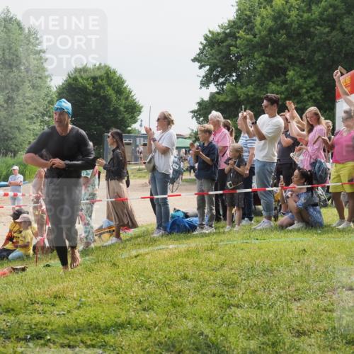 15.06.2025 - 27. Vierlanden-Triathlon KatJ http://msf.ph/oto/8028024 15.06.2025 11:02:16 Schwimmen 734, 851 meine-sportfotos.de