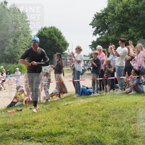 15.06.2025 - 27. Vierlanden-Triathlon KatJ http://msf.ph/oto/8028026 15.06.2025 11:02:16 Schwimmen 734, 851 meine-sportfotos.de