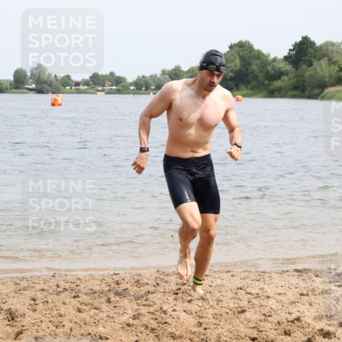 15.06.2025 - 27. Vierlanden-Triathlon Lena Gebhardt http://msf.ph/oto/8028035 15.06.2025 11:01:26 Schwimmen 701, 717, 808, 869 meine-sportfotos.de