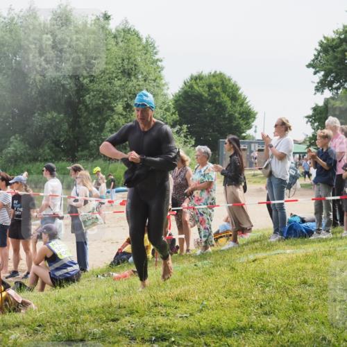 15.06.2025 - 27. Vierlanden-Triathlon KatJ http://msf.ph/oto/8028043 15.06.2025 11:02:17 Schwimmen 734, 851 meine-sportfotos.de