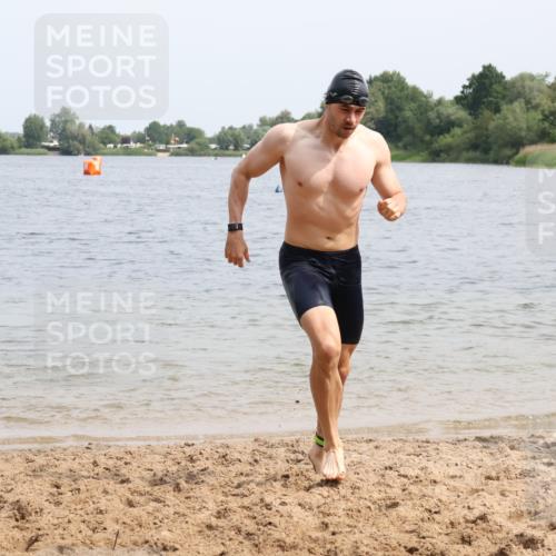 15.06.2025 - 27. Vierlanden-Triathlon Lena Gebhardt http://msf.ph/oto/8028045 15.06.2025 11:01:26 Schwimmen 701, 717, 808, 869 meine-sportfotos.de