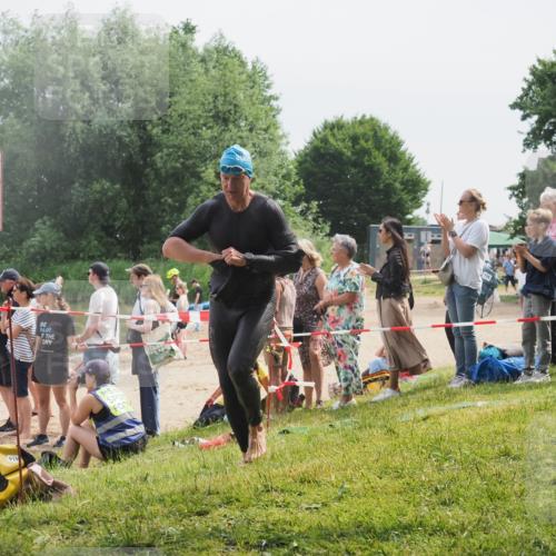 15.06.2025 - 27. Vierlanden-Triathlon KatJ http://msf.ph/oto/8028050 15.06.2025 11:02:17 Schwimmen 734, 851 meine-sportfotos.de