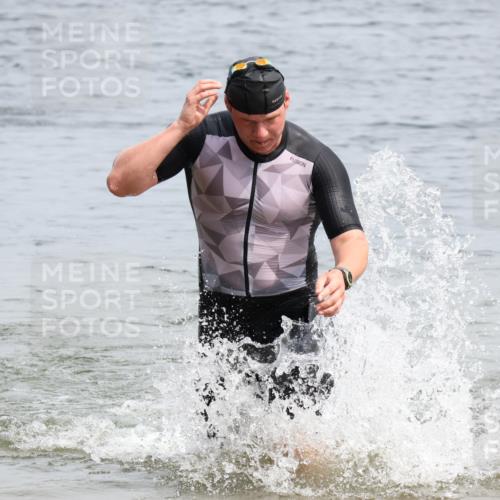 15.06.2025 - 27. Vierlanden-Triathlon Lena Gebhardt http://msf.ph/oto/8028055 15.06.2025 11:01:32 Schwimmen 701, 717, 869 meine-sportfotos.de
