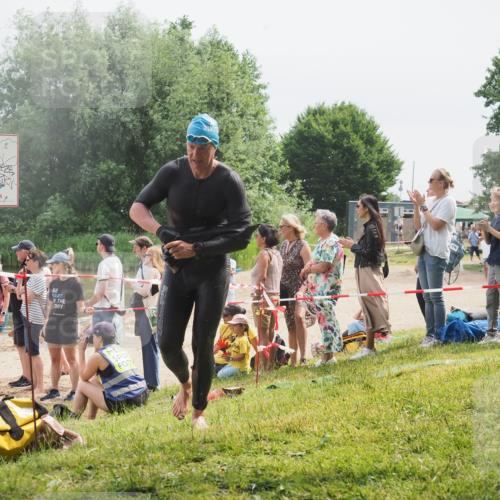 15.06.2025 - 27. Vierlanden-Triathlon KatJ http://msf.ph/oto/8028056 15.06.2025 11:02:17 Schwimmen 734, 851 meine-sportfotos.de