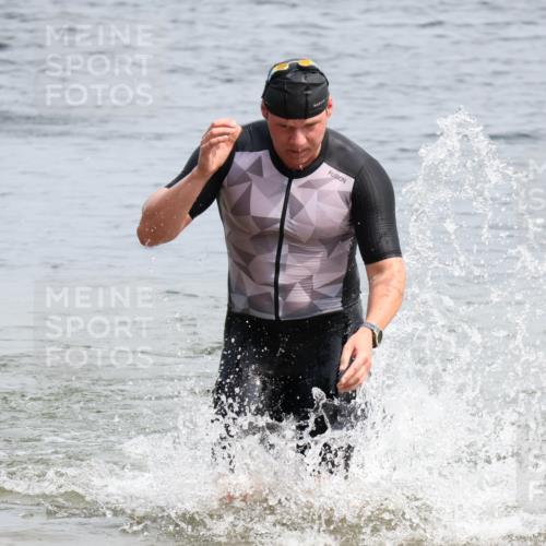 15.06.2025 - 27. Vierlanden-Triathlon Lena Gebhardt http://msf.ph/oto/8028059 15.06.2025 11:01:32 Schwimmen 701, 717, 869 meine-sportfotos.de