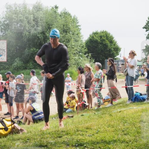 15.06.2025 - 27. Vierlanden-Triathlon KatJ http://msf.ph/oto/8028065 15.06.2025 11:02:17 Schwimmen 734, 851 meine-sportfotos.de