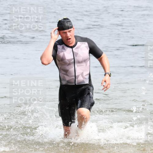 15.06.2025 - 27. Vierlanden-Triathlon Lena Gebhardt http://msf.ph/oto/8028068 15.06.2025 11:01:33 Schwimmen 701, 717, 869 meine-sportfotos.de