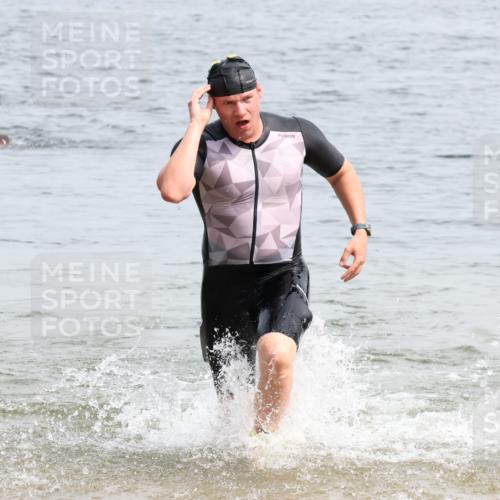 15.06.2025 - 27. Vierlanden-Triathlon Lena Gebhardt http://msf.ph/oto/8028079 15.06.2025 11:01:33 Schwimmen 701, 717, 869 meine-sportfotos.de