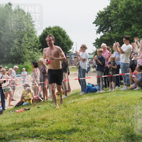 15.06.2025 - 27. Vierlanden-Triathlon KatJ http://msf.ph/oto/8028091 15.06.2025 11:02:21 Schwimmen 687, 734, 851 meine-sportfotos.de