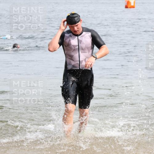15.06.2025 - 27. Vierlanden-Triathlon Lena Gebhardt http://msf.ph/oto/8028093 15.06.2025 11:01:33 Schwimmen 701, 717, 869 meine-sportfotos.de