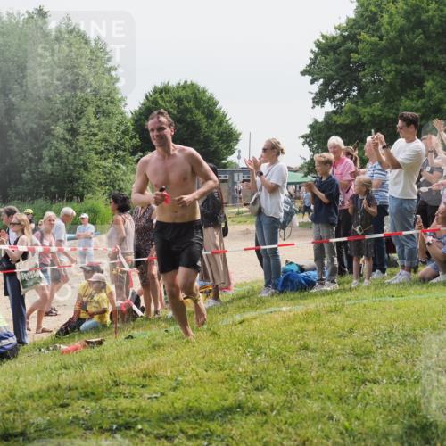 15.06.2025 - 27. Vierlanden-Triathlon KatJ http://msf.ph/oto/8028099 15.06.2025 11:02:21 Schwimmen 687, 734, 851 meine-sportfotos.de