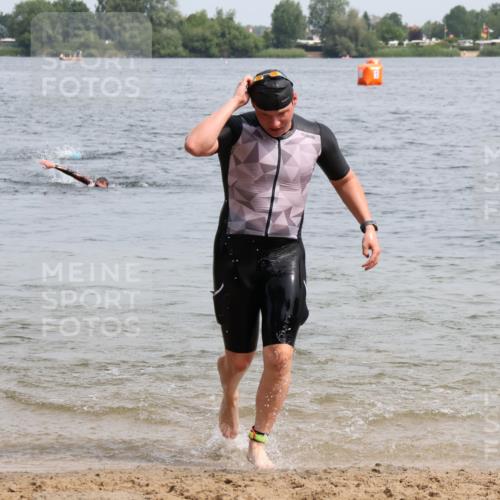 15.06.2025 - 27. Vierlanden-Triathlon Lena Gebhardt http://msf.ph/oto/8028101 15.06.2025 11:01:35 Schwimmen 701, 717 meine-sportfotos.de