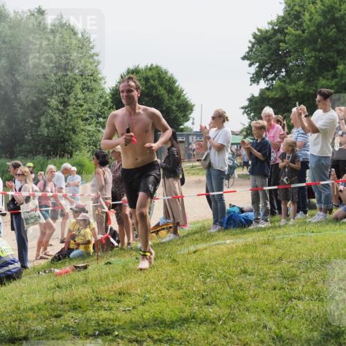 15.06.2025 - 27. Vierlanden-Triathlon KatJ http://msf.ph/oto/8028105 15.06.2025 11:02:22 Schwimmen 687, 734, 851 meine-sportfotos.de