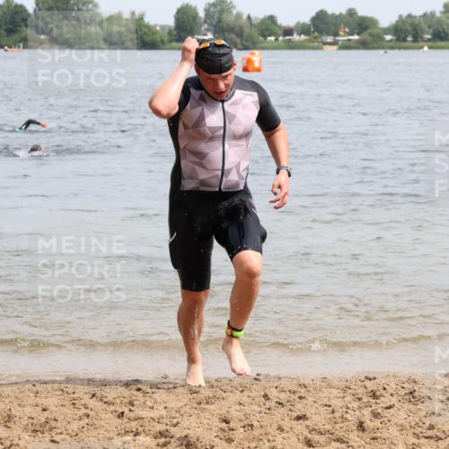 15.06.2025 - 27. Vierlanden-Triathlon Lena Gebhardt http://msf.ph/oto/8028108 15.06.2025 11:01:35 Schwimmen 701, 717 meine-sportfotos.de