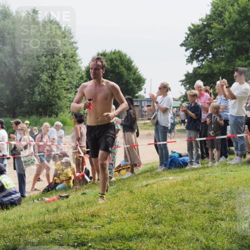 15.06.2025 - 27. Vierlanden-Triathlon KatJ http://msf.ph/oto/8028109 15.06.2025 11:02:22 Schwimmen 687, 734, 851 meine-sportfotos.de
