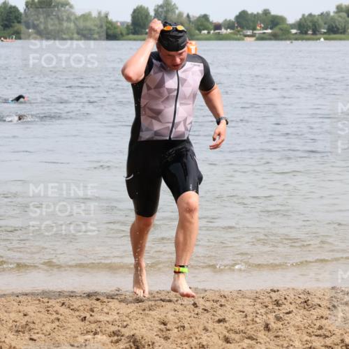 15.06.2025 - 27. Vierlanden-Triathlon Lena Gebhardt http://msf.ph/oto/8028114 15.06.2025 11:01:35 Schwimmen 701, 717 meine-sportfotos.de