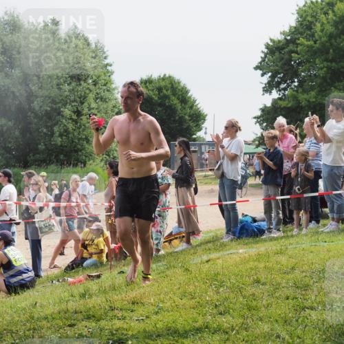 15.06.2025 - 27. Vierlanden-Triathlon KatJ http://msf.ph/oto/8028116 15.06.2025 11:02:22 Schwimmen 687, 734, 851 meine-sportfotos.de