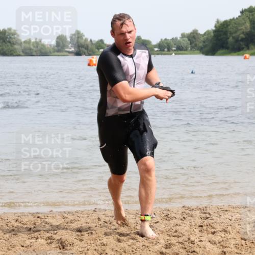 15.06.2025 - 27. Vierlanden-Triathlon Lena Gebhardt http://msf.ph/oto/8028118 15.06.2025 11:01:36 Schwimmen 701, 717 meine-sportfotos.de