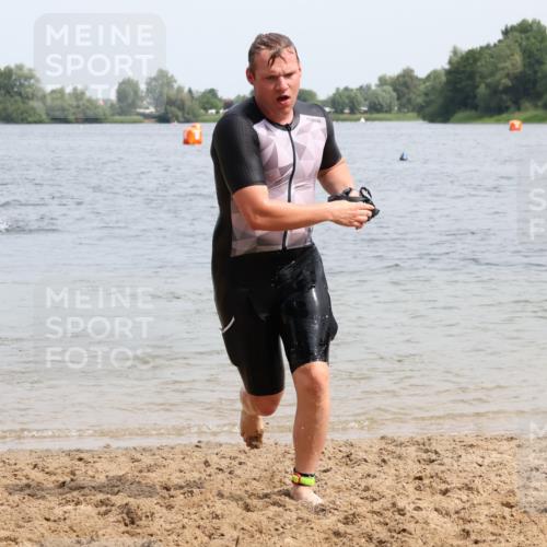 15.06.2025 - 27. Vierlanden-Triathlon Lena Gebhardt http://msf.ph/oto/8028124 15.06.2025 11:01:36 Schwimmen 701, 717 meine-sportfotos.de