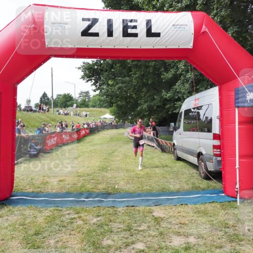 21.06.2025 - 27. Vierlanden-Triathlon MichiJ http://msf.ph/oto/8028127 15.06.2026 12:11:55 Ziel 158 meine-sportfotos.de