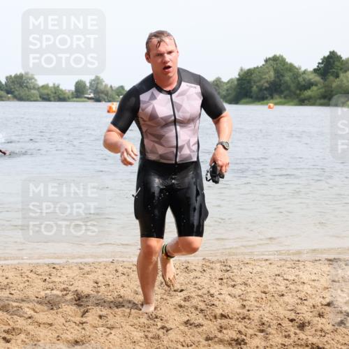 15.06.2025 - 27. Vierlanden-Triathlon Lena Gebhardt http://msf.ph/oto/8028132 15.06.2025 11:01:36 Schwimmen 701, 717 meine-sportfotos.de