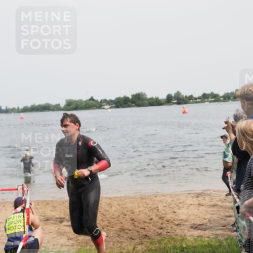 21.06.2025 - 27. Vierlanden-Triathlon MichiJ http://msf.ph/oto/8028134 15.06.2026 10:58:28 Schwimmen 643, 710, 732, 741 meine-sportfotos.de