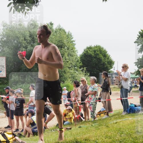 15.06.2025 - 27. Vierlanden-Triathlon KatJ http://msf.ph/oto/8028135 15.06.2025 11:02:23 Schwimmen 687, 734, 851 meine-sportfotos.de