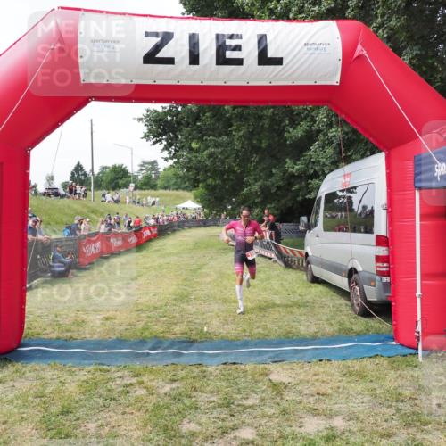 21.06.2025 - 27. Vierlanden-Triathlon MichiJ http://msf.ph/oto/8028138 15.06.2026 12:11:55 Ziel 158 meine-sportfotos.de