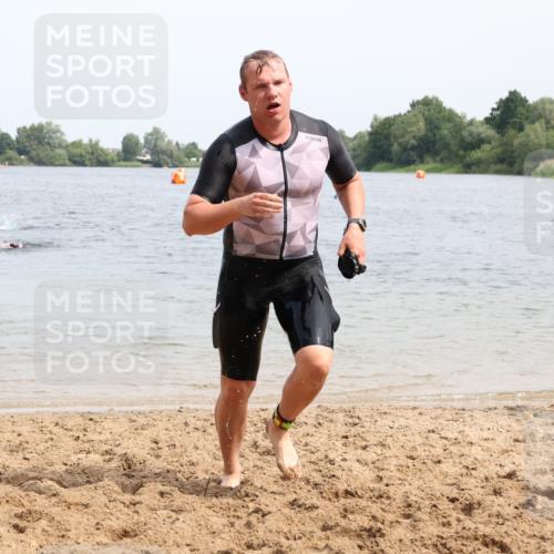 15.06.2025 - 27. Vierlanden-Triathlon Lena Gebhardt http://msf.ph/oto/8028139 15.06.2025 11:01:36 Schwimmen 701, 717 meine-sportfotos.de