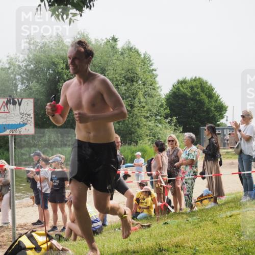 15.06.2025 - 27. Vierlanden-Triathlon KatJ http://msf.ph/oto/8028143 15.06.2025 11:02:23 Schwimmen 687, 734, 851 meine-sportfotos.de