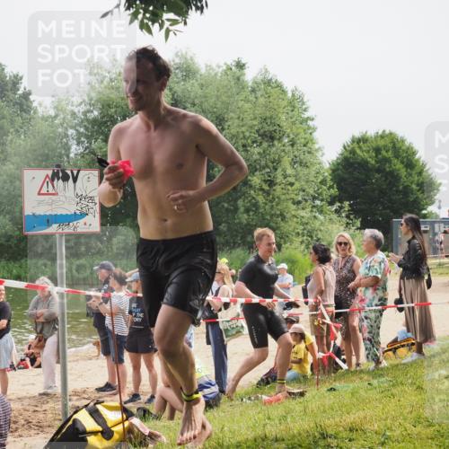 15.06.2025 - 27. Vierlanden-Triathlon KatJ http://msf.ph/oto/8028146 15.06.2025 11:02:23 Schwimmen 687, 734, 851 meine-sportfotos.de