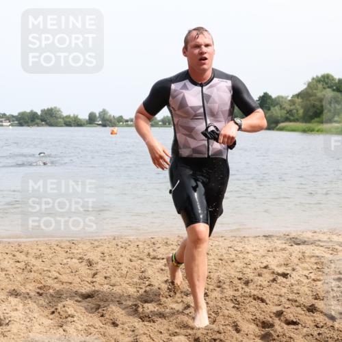 15.06.2025 - 27. Vierlanden-Triathlon Lena Gebhardt http://msf.ph/oto/8028151 15.06.2025 11:01:37 Schwimmen 701 meine-sportfotos.de