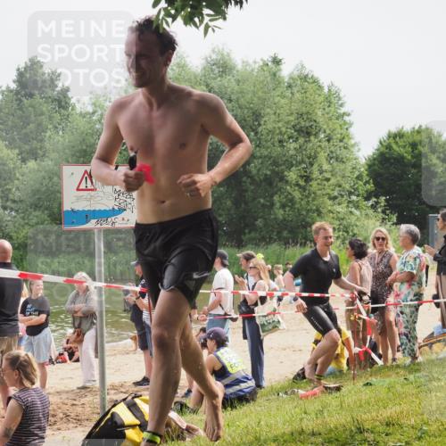 15.06.2025 - 27. Vierlanden-Triathlon KatJ http://msf.ph/oto/8028152 15.06.2025 11:02:23 Schwimmen 687, 734, 851 meine-sportfotos.de