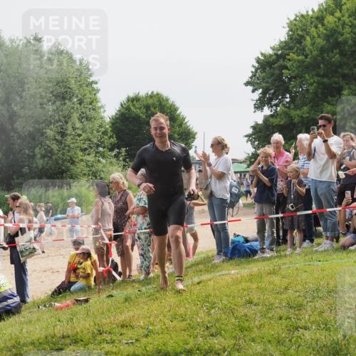 15.06.2025 - 27. Vierlanden-Triathlon KatJ http://msf.ph/oto/8028161 15.06.2025 11:02:24 Schwimmen 687, 734, 851 meine-sportfotos.de