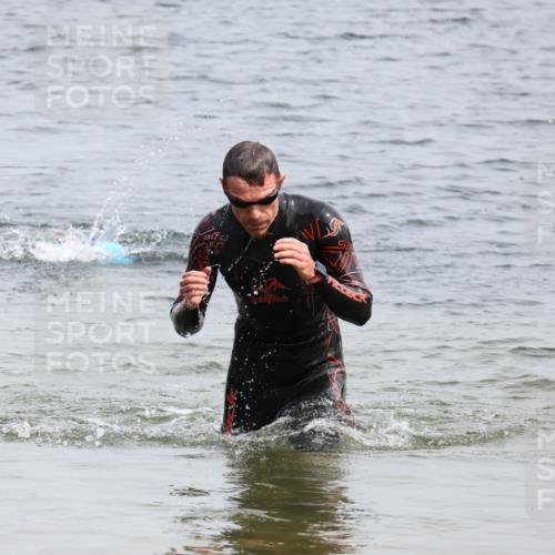 15.06.2025 - 27. Vierlanden-Triathlon Lena Gebhardt http://msf.ph/oto/8028163 15.06.2025 11:01:49 Schwimmen 867 meine-sportfotos.de